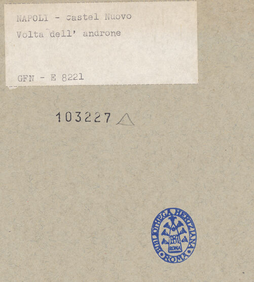 Rückseite von ICCD [https://www.deutsche-digitale-bibliothek.de/content/lizenzen/rv-ez/] Castel Nuovo - Gewölbe, bh103227_recto. Foto.