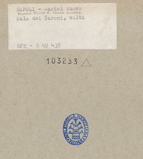 Rückseite von ICCD [https://www.deutsche-digitale-bibliothek.de/content/lizenzen/rv-ez/] Castel NuovoSala dei Baroni - Gewölbe, bh103233_recto. Foto.