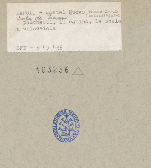 Rückseite von ICCD [https://www.deutsche-digitale-bibliothek.de/content/lizenzen/rv-ez/] Castel NuovoSala dei Baroni - Östliche Wand nach dem Brand von 1919, bh103236_recto. Foto.