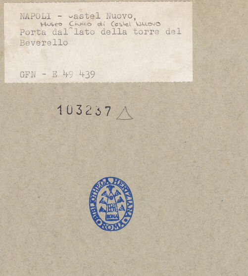 Rückseite von ICCD [https://www.deutsche-digitale-bibliothek.de/content/lizenzen/rv-fz/] Portalrelief mit Putten - Gesamtansicht, bh103237_recto. Foto.