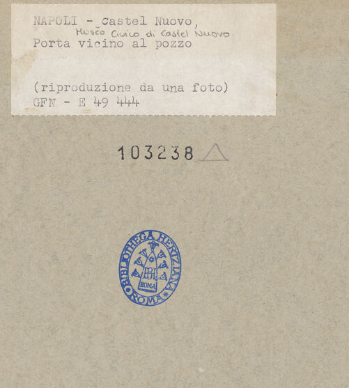 Rückseite von ICCD [https://www.deutsche-digitale-bibliothek.de/content/lizenzen/rv-ez/] Castel NuovoSala dei Baroni - Tür zum Wallschild des Torre del Beverello, bh103238_recto. Foto.