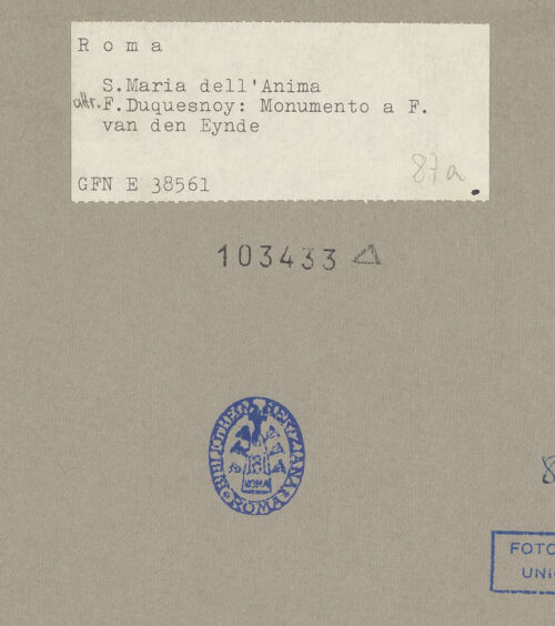 Rückseite von ICCD [https://www.deutsche-digitale-bibliothek.de/content/lizenzen/rv-ez/] Grabmal für Ferdinand van den Eynde - Gesamtansicht, bh103433_recto. Foto.