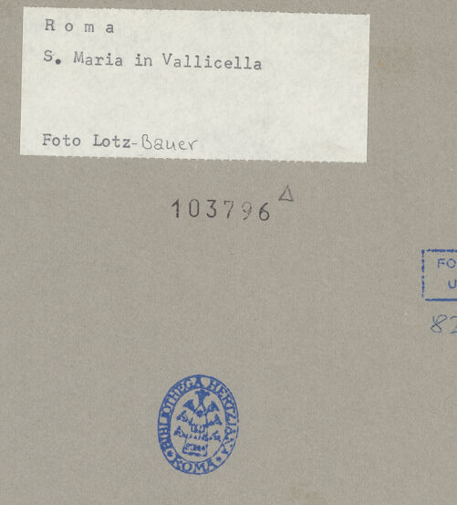 Rückseite von unbekannt [https://www.deutsche-digitale-bibliothek.de/content/lizenzen/rv-fz/] Santa Maria in Vallicella - Detail: Mittelachse mit Portal, bh103796_recto. Foto: Lotz-Bauer, Hilde.