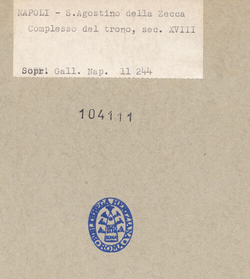 Rückseite von Sopr. BAS NA [https://www.deutsche-digitale-bibliothek.de/content/lizenzen/rv-ez/] Thron und Hocker - Gesamtansicht, bh104111_recto. Foto.