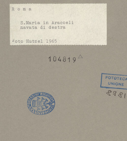 Rückseite von Hutzel, Max [https://www.deutsche-digitale-bibliothek.de/content/lizenzen/rv-fz/] Santa Maria in Aracoeli - Rechtes Seitenschiff mit Sitzstatue Papst Gregors XIII. im Vordergrund, nach Südosten, bh104819_recto. Foto: Hutzel, Max.