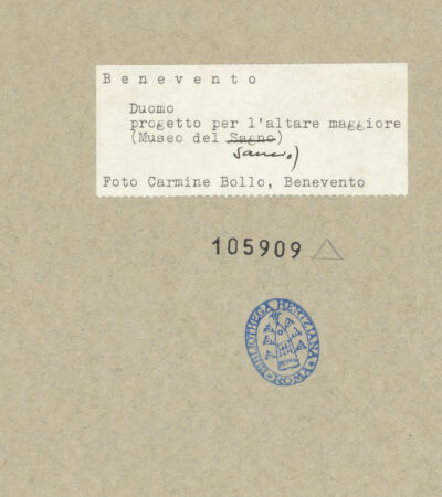 Rückseite von Bollo, Carmine [https://www.deutsche-digitale-bibliothek.de/content/lizenzen/rv-ez/] Progetto di un nuovo altare maggiore per il Duomo di Benevento - Grundriss, bh105909_recto. Foto.