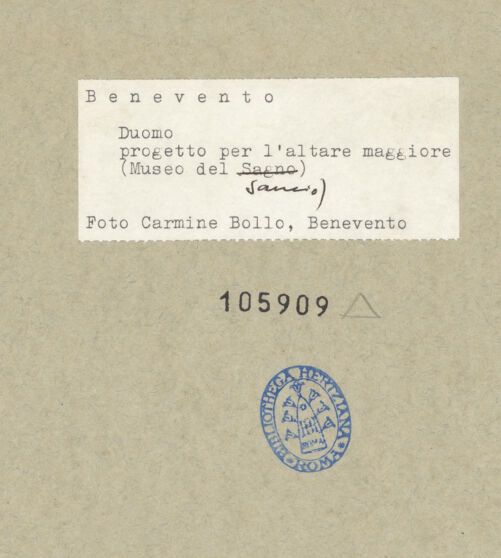 Rückseite von Bollo, Carmine [https://www.deutsche-digitale-bibliothek.de/content/lizenzen/rv-ez/] Progetto di un nuovo altare maggiore per il Duomo di Benevento - Grundriss, bh105909_recto. Foto.