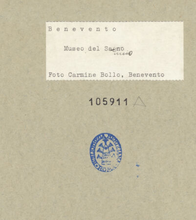 Rückseite von Bollo, Carmine [https://www.deutsche-digitale-bibliothek.de/content/lizenzen/rv-ez/] Progetto di un nuovo altare maggiore per il Duomo di Benevento - Aufriss, bh105911_recto. Foto.