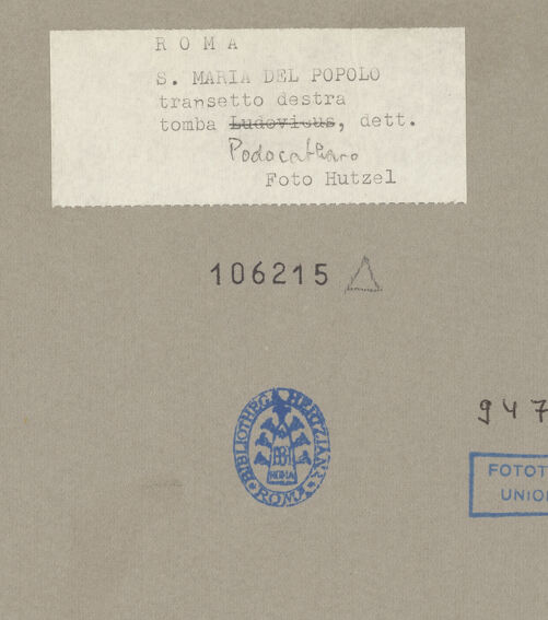 Rückseite von Hutzel, Max [https://www.deutsche-digitale-bibliothek.de/content/lizenzen/rv-fz/] Grabmal des Kardinals Ludovico Podocatharo (+1504)Dreiteiliger Sockel mit ReliefsMittelrelief: Beweinung Christi - , bh106215_recto. Foto: Hutzel, Max.