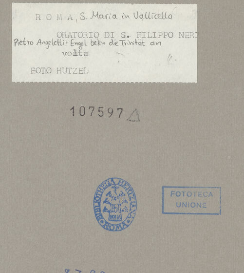 Rückseite von unbekannt [https://www.deutsche-digitale-bibliothek.de/content/lizenzen/rv-ez/] Engel beten die Trinität an - Detail, bh107597_recto. Foto: Hutzel, Max.