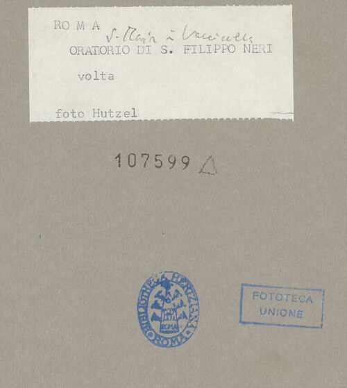 Rückseite von unbekannt [https://www.deutsche-digitale-bibliothek.de/content/lizenzen/rv-ez/] Santa Maria in VallicellaOratorio di San Filippo NeriSala Borromini - Gewölbeansatz und Fensterzone zwischen Altarwand und Längswand zum Platz, bh107599_recto. Foto: Hutzel, Max.