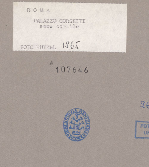 Rückseite von Getty Research Institute [https://www.deutsche-digitale-bibliothek.de/content/lizenzen/rv-ez/] Palazzo Corsetti - Innenhof, bh107646_recto. Foto: Hutzel, Max.