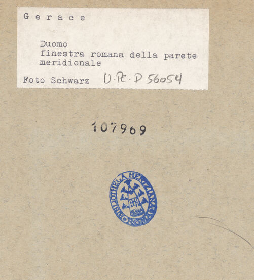 Rückseite von Bibliotheca Hertziana [https://www.deutsche-digitale-bibliothek.de/content/lizenzen/rv-fz/] CattedraleSüdseitenschiff - Romanisches Fenster der Südseite, bh107969_recto. Foto: Schwarz, Heinrich Mathias.