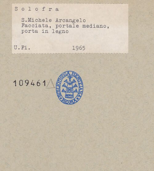 Rückseite von Bibliotheca Hertziana [https://www.deutsche-digitale-bibliothek.de/content/lizenzen/rv-fz/] Holztüren mit Episoden aus der Geschichte des Erzengels Michael - Gesamtansicht, bh109461_recto. Foto.