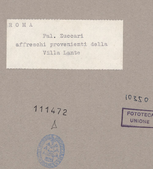 Rückseite von Alinari [https://www.deutsche-digitale-bibliothek.de/content/lizenzen/rv-ez/] Szenen aus der römischen Geschichte und MythologieAuffindung des Grabes des Königs Numa Pompilius und der sibyllinischen Bücher am Gianicolo; im Hintergrund Vedute der Villa Lante - , bh111472_recto. Foto.