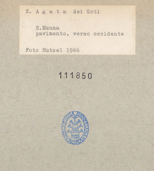 Rückseite von Hutzel, Max [https://www.deutsche-digitale-bibliothek.de/content/lizenzen/rv-ez/] Fußbodenmosaik - Teilansicht in Richtung Innenfassade, bh111850_recto. Foto: Hutzel, Max.