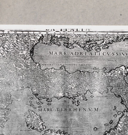 Rückseite von British Museum [https://www.deutsche-digitale-bibliothek.de/content/lizenzen/rv-ez/] Landkarte von Italien - , bh112088. Foto.