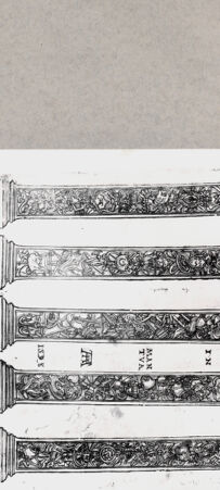 Rückseite von British Museum [https://www.deutsche-digitale-bibliothek.de/content/lizenzen/rv-ez/] Verzierte Säulen in Mantua - , bh112129. Foto.