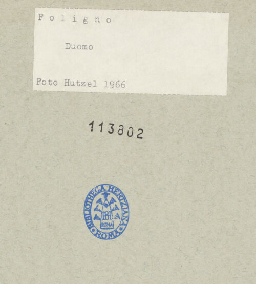 Rückseite von Getty Research Institute? [https://www.deutsche-digitale-bibliothek.de/content/lizenzen/rv-ez/] San FelicianoSüdwestliche Querhausfassade - Mittelachse, Obergeschoss mit Rundbogengalerei und Radfesnter, bh113802_recto. Foto: Hutzel, Max.