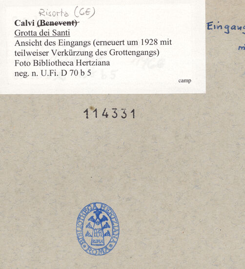 Rückseite von Bibliotheca Hertziana [https://www.deutsche-digitale-bibliothek.de/content/lizenzen/rv-fz/] Grotta dei Santi - Ansicht des Eingangs (erneuert um 1928 mit teilweiser Verkürzung des Grottengangs), bh114331_recto. Foto.