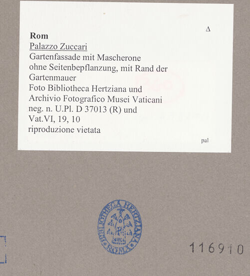 Rückseite von Bibliotheca Hertziana [https://www.deutsche-digitale-bibliothek.de/content/lizenzen/rv-fz/] Gartenfassade mit Mascherone (Höllenmaul)Maskenportal (Mascherone) - ohne Seitenbepflanzung, mit Rand der Gartenmauer, bh116910_recto. Foto.