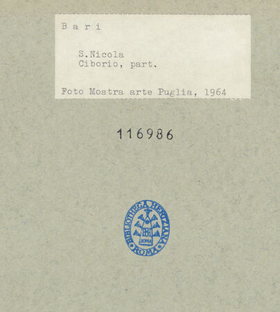 Rückseite von Mostra arte Puglia, 1964 [https://www.deutsche-digitale-bibliothek.de/content/lizenzen/rv-ez/] Ziborium - Nordöstlisches Kapitell von Osten, bh116986_recto. Foto.