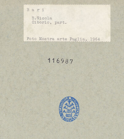 Rückseite von Mostra arte Puglia, 1964 [https://www.deutsche-digitale-bibliothek.de/content/lizenzen/rv-ez/] Ziborium - Nordöstlisches Kapitell von Nordosten, bh116987_recto. Foto.