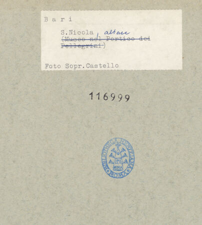 Rückseite von Sopr. BAS BA [https://www.deutsche-digitale-bibliothek.de/content/lizenzen/rv-ez/] Mosaikfußboden des Presbyteriums - Detail der Inschrift auf der Treppe, bh116999_recto. Foto.