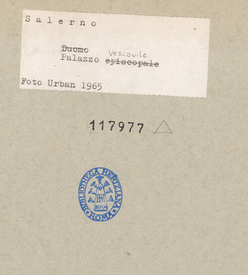 Rückseite von Urban [https://www.deutsche-digitale-bibliothek.de/content/lizenzen/rv-ez/] Palazzo Vescovile - Fassade (Teilansicht), bh117977_recto. Foto.