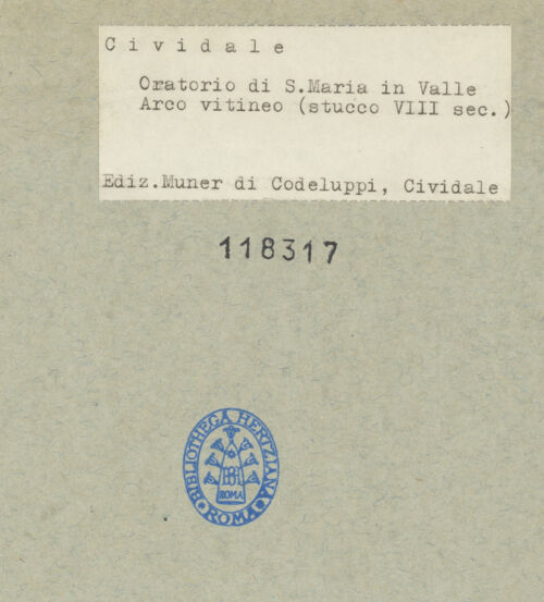 Rückseite von Ediz. Muner di R. Codeluppi (Cividale) [https://www.deutsche-digitale-bibliothek.de/content/lizenzen/rv-ez/] Dekoration der WestwandUnterer Teil: Archivolte und Türsturz - Gesamtansicht, bh118317_recto. Foto.