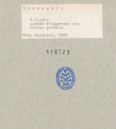 Rückseite von Guidotti [https://www.deutsche-digitale-bibliothek.de/content/lizenzen/rv-ez/] Sant'Ilario a Port'Aurea - Westtür, Detail, bh118723_recto. Foto: Guidotti.