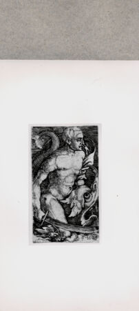 Rückseite von British Museum [https://www.deutsche-digitale-bibliothek.de/content/lizenzen/rv-ez/] Meeresgott, auf einem Delphin reitend - , bh121103. Foto.