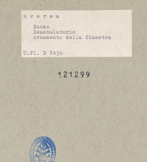 Rückseite von Bibliotheca Hertziana [https://www.deutsche-digitale-bibliothek.de/content/lizenzen/rv-fz/] Rechtes Fenster der Mittelapsis - Rechte Konsole, bh121299_recto. Foto.