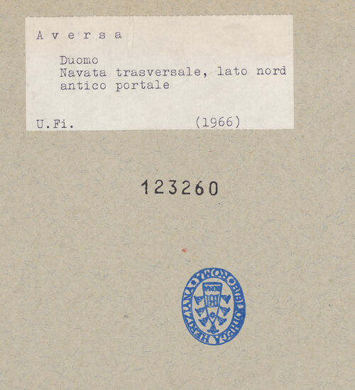 Rückseite von Bibliotheca Hertziana [https://www.deutsche-digitale-bibliothek.de/content/lizenzen/rv-fz/] Querhausportal - Gesamtansicht, bh123260_recto. Foto.