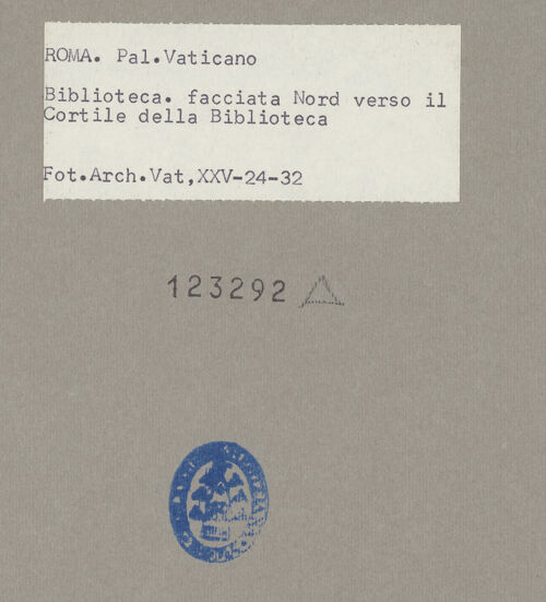 Rückseite von Musei Vaticani Archivio Fotografico [https://www.deutsche-digitale-bibliothek.de/content/lizenzen/rv-ez/] BelvedereBibliothekshof - Westtrakt, bh123292_recto. Foto.