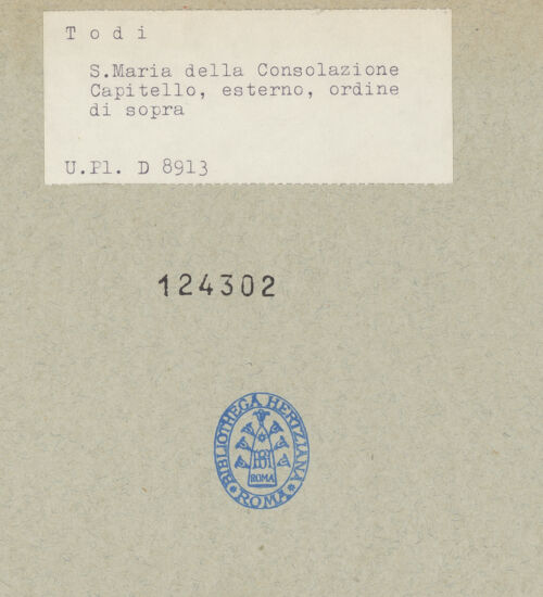 Rückseite von Bibliotheca Hertziana [https://www.deutsche-digitale-bibliothek.de/content/lizenzen/rv-fz/] Kapitelle am AußenbauKapitell mit männlichen Masken anstelle der Voluten, zwischen den Eckblättern je eine Eule - Untersicht des Kapitells und Unterseite des Kranzgesimses, bh124302_recto. Foto.