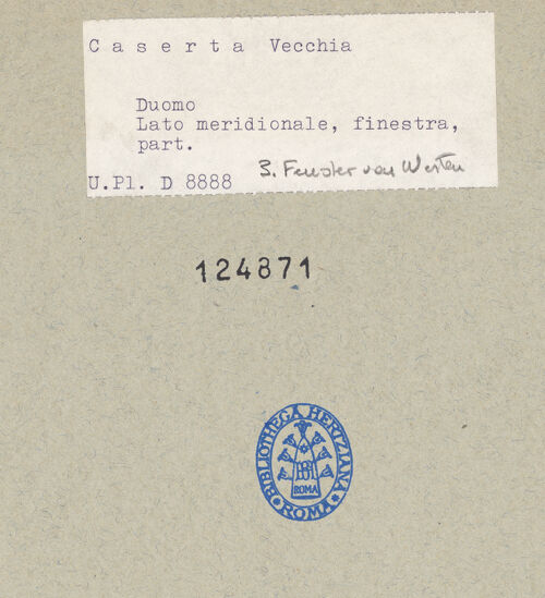 Rückseite von Bibliotheca Hertziana [https://www.deutsche-digitale-bibliothek.de/content/lizenzen/rv-fz/] DuomoSüdfassade - Südliches Seitenschiff, drittes Fenster von Westen, bh124871_recto. Foto.