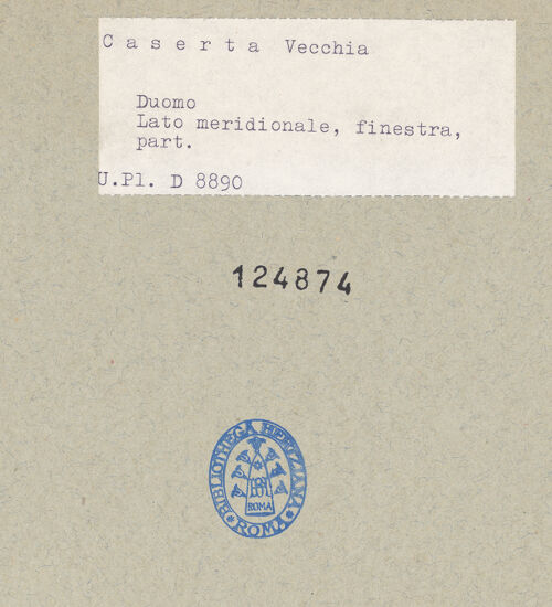 Rückseite von Bibliotheca Hertziana [https://www.deutsche-digitale-bibliothek.de/content/lizenzen/rv-fz/] DuomoSüdfassade - Südliches Seitenschiff, sechstes Fenster von Westen, bh124874_recto. Foto.