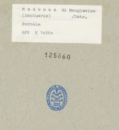 Rückseite von ICCD [https://www.deutsche-digitale-bibliothek.de/content/lizenzen/rv-ez/] Ehemaliges Hauptportal der Nordfassade mit Überdachung - Gesamtansicht, leicht schräg von Nordwest, bh125860_recto. Foto.