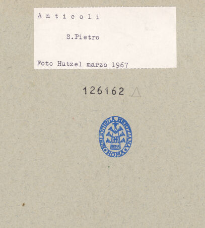 Rückseite von Getty Research Institute [https://www.deutsche-digitale-bibliothek.de/content/lizenzen/rv-ez/] San Pietro - Südwand, östliches Joch, Konsole und Bogenansatz des 3. Querbogens, bh126162_recto. Foto: Hutzel, Max.