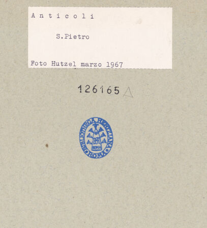 Rückseite von Getty Research Institute [https://www.deutsche-digitale-bibliothek.de/content/lizenzen/rv-ez/] San Pietro - Südwand, östliches Joch: Eingangsbogen zur 2. Kapelle, oberer Wandabschnitt mit Blendbogenfries und auf einer Wandkonsole fußender Querbogen, bh126165_recto. Foto: Hutzel, Max.