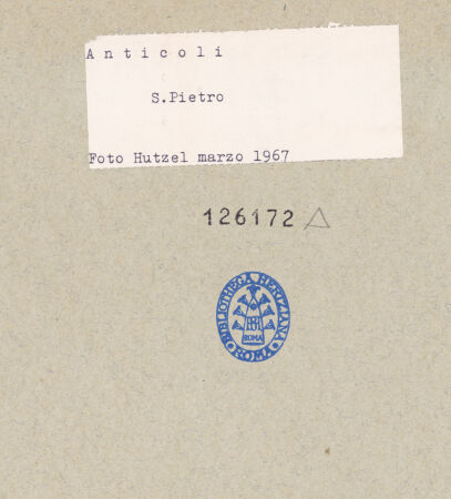 Rückseite von Getty Research Institute [https://www.deutsche-digitale-bibliothek.de/content/lizenzen/rv-ez/] San PietroCappella dei Santi Cosma e Damiano - Blick in die Kapelle in Richtung Altarwand, nach Norden, bh126172_recto. Foto: Hutzel, Max.