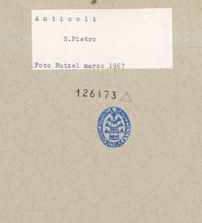Rückseite von Getty Research Institute [https://www.deutsche-digitale-bibliothek.de/content/lizenzen/rv-ez/] San Pietro - Apsis und Eingangsbogen der zweiten Kapelle rechts, nach Süden, bh126173_recto. Foto: Hutzel, Max.