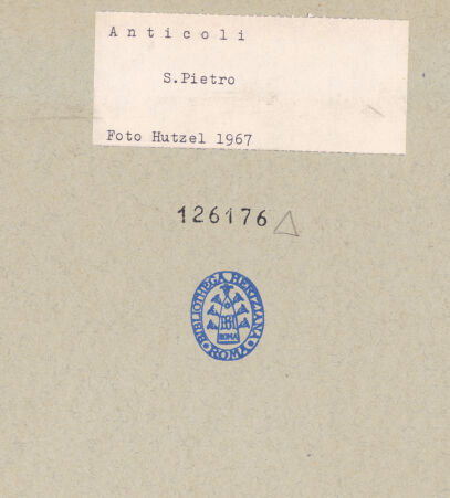 Rückseite von Getty Research Institute [https://www.deutsche-digitale-bibliothek.de/content/lizenzen/rv-ez/] San Pietro - Südwand: Blick auf die Stirnwand der 1. Kapelle rechts; rechts: Gewölbekonsole, darunter Freskenfragment mit der Darstellung des heiligen Petrus, bh126176_recto. Foto: Hutzel, Max.