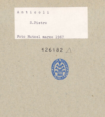 Rückseite von Getty Research Institute [https://www.deutsche-digitale-bibliothek.de/content/lizenzen/rv-ez/] San Pietro - Blick auf dei südliche Langhaus- und Eingangswand, nach Südwesten, bh126182_recto. Foto: Hutzel, Max.