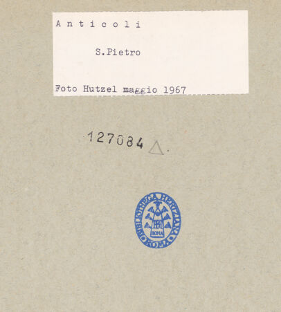 Rückseite von Getty Research Institute [https://www.deutsche-digitale-bibliothek.de/content/lizenzen/rv-ez/] San PietroCappella - Blick in die Kapelle in Richtung Altarwand, nach Süden, bh127084_recto. Foto: Hutzel, Max.