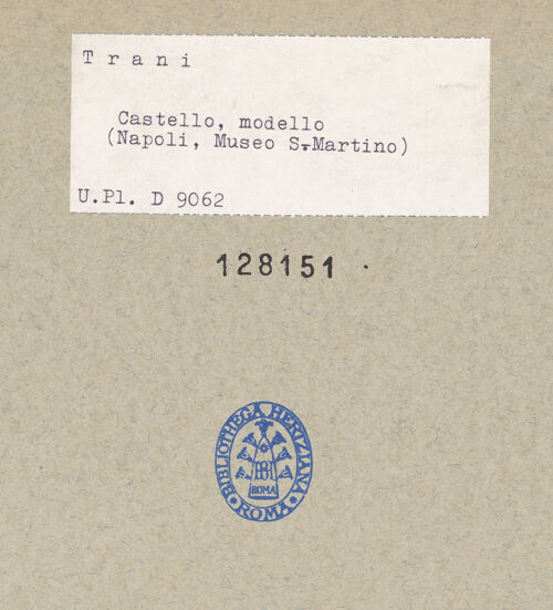 Rückseite von Bibliotheca Hertziana [https://www.deutsche-digitale-bibliothek.de/content/lizenzen/rv-fz/] Modell der Burg von Trani - Ansicht von oben, bh128151_recto. Foto.