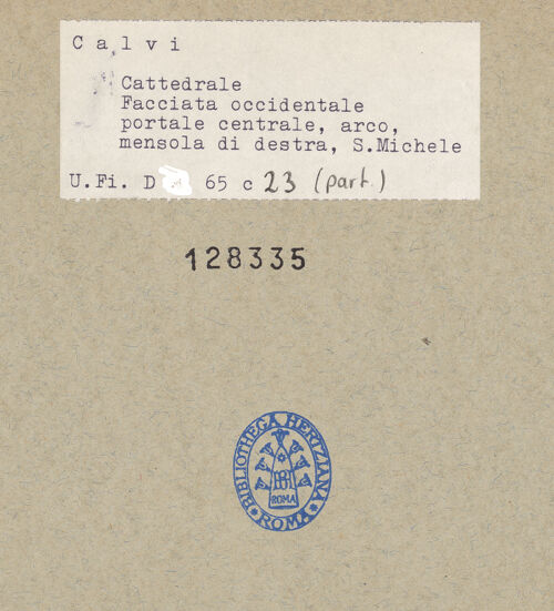 Rückseite von Bibliotheca Hertziana [https://www.deutsche-digitale-bibliothek.de/content/lizenzen/rv-fz/] Archivolte des Hauptportals - Linke Konsole und linke Seite, bh128335_recto. Foto.
