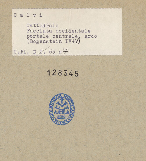 Rückseite von Bibliotheca Hertziana [https://www.deutsche-digitale-bibliothek.de/content/lizenzen/rv-fz/] Archivolte des Hauptportals - Rechte Seite, Bogenstein IV und V, bh128345_recto. Foto.