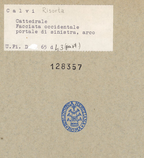 Rückseite von Bibliotheca Hertziana [https://www.deutsche-digitale-bibliothek.de/content/lizenzen/rv-fz/] Linkes Portal - Gesamtansicht, bh128357_recto. Foto.